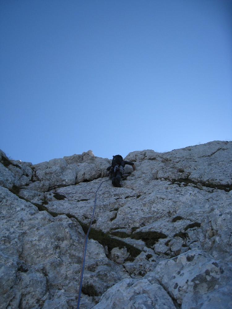 Smer poteka po očitni poklini, ki se vleče od vstopa do roba stene. IMG_7899