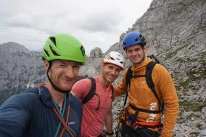 Prvi dan z inštruktorjem Matejem Balažicem (midva z Žanoma vesela, ker sva gor, Matej pa, ker ga bo končno nehalo zebsti)